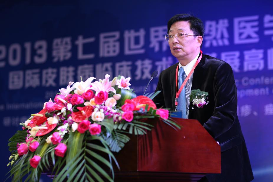 中国白癜风协会会长孟中平携手新世纪专家团联合会诊